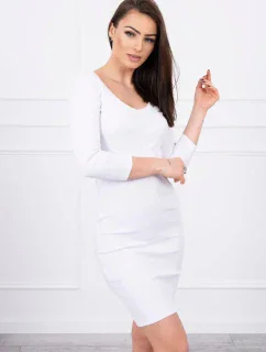 Přiléhavé šaty s výstřihem bílé