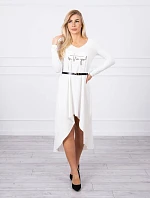 Šaty s ozdobným páskem a nápisem ecru