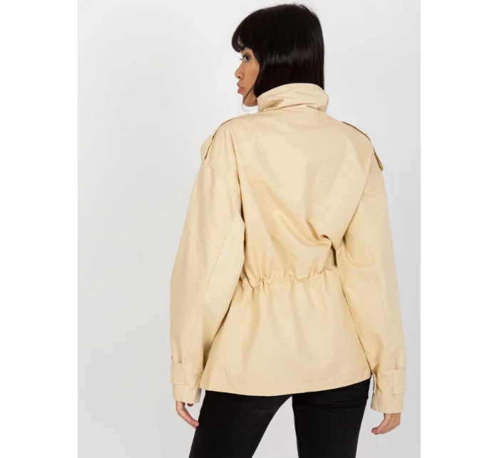 Béžová dámská bunda pro přechodné období s vysokým stojáčkem model 20840811 - Factory Price Béžová dámská bunda pro přechodné období s vysokým stojáčkem model 20840811 - Factory Price