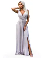 Béžové dlouhé dámské šaty s výstřihem a s rozparkem na noze model 20119780 - numoco Béžové dlouhé dámské šaty s výstřihem a s rozparkem na noze model 20119780 - numoco