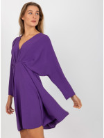 Tmavě fialové vzdušné šaty s výstřihem od Zayna