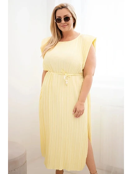 Dámské šaty Plus Size z viskózy, plisované s vázáním žlutá Dámské šaty Plus Size z viskózy, plisované s vázáním žlutá