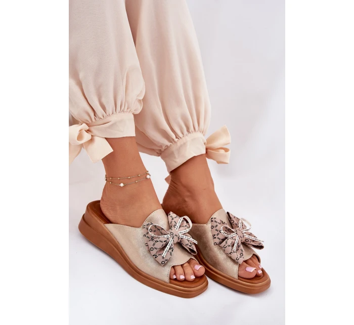 Dámské Pantofle Na Klínu S Mašlí Zlaté model 21692807 - Boto Dámské Pantofle Na Klínu S Mašlí Zlaté model 21692807 - Boto