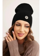 Dámská čepice s proužky a ozdobným knoflíkem s příměsí vlny a modalu černá Dámská čepice s proužky a ozdobným knoflíkem s příměsí vlny a modalu černá