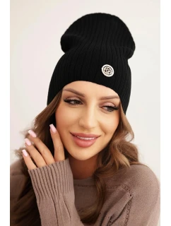 Dámská čepice s proužky a ozdobným knoflíkem s příměsí vlny a modalu černá