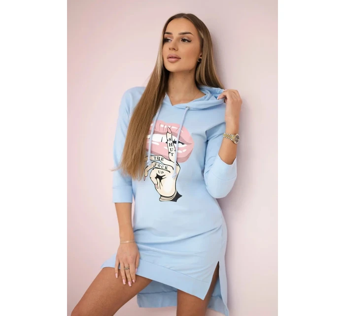 Šaty s delšími zády a barevným modrým potiskem