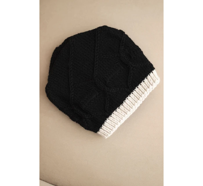 Dámská zimní čepice z vlny s proplétaným vzorem K443 černá + béžová