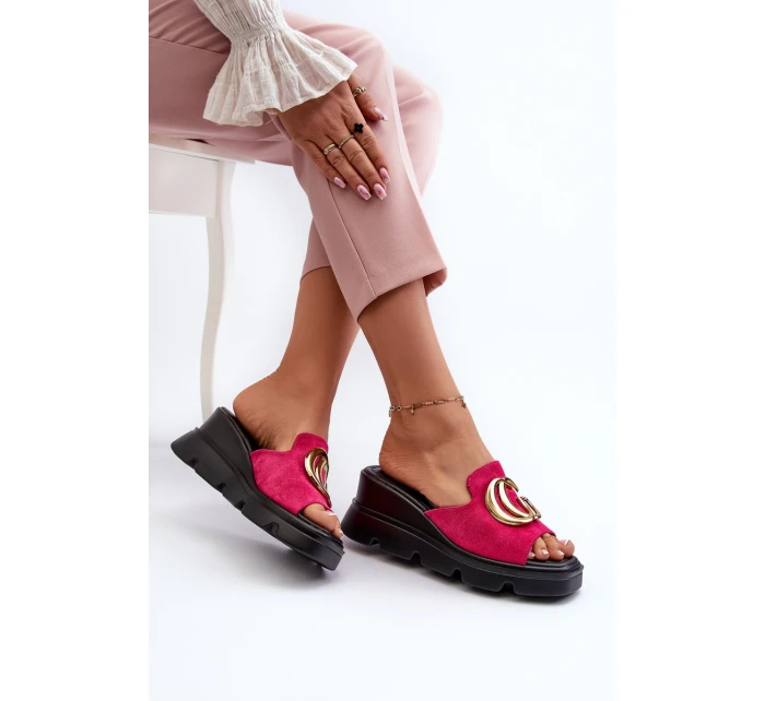 Dámské Sandály Z Eko Semiše Na Klínu A Platformě Se Zlatou Dekorací model 21658344 Fuchsie - VINCEZA Dámské Sandály Z Eko Semiše Na Klínu A Platformě Se Zlatou Dekorací model 21658344 Fuchsie - VINCEZA