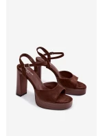 Dámské sandály na podpatku a platformě z eko semiše čokoládové model 21943409 - Boto