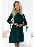 ALICE Dámské trapézové šaty v lahvově zelené barvě s mašličkami model 20577295 - numoco ALICE Dámské trapézové šaty v lahvově zelené barvě s mašličkami model 20577295 - numoco