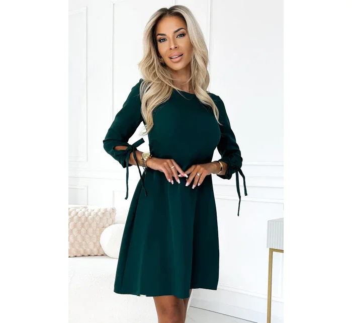 ALICE Dámské trapézové šaty v lahvově zelené barvě s mašličkami model 20577295 - numoco ALICE Dámské trapézové šaty v lahvově zelené barvě s mašličkami model 20577295 - numoco