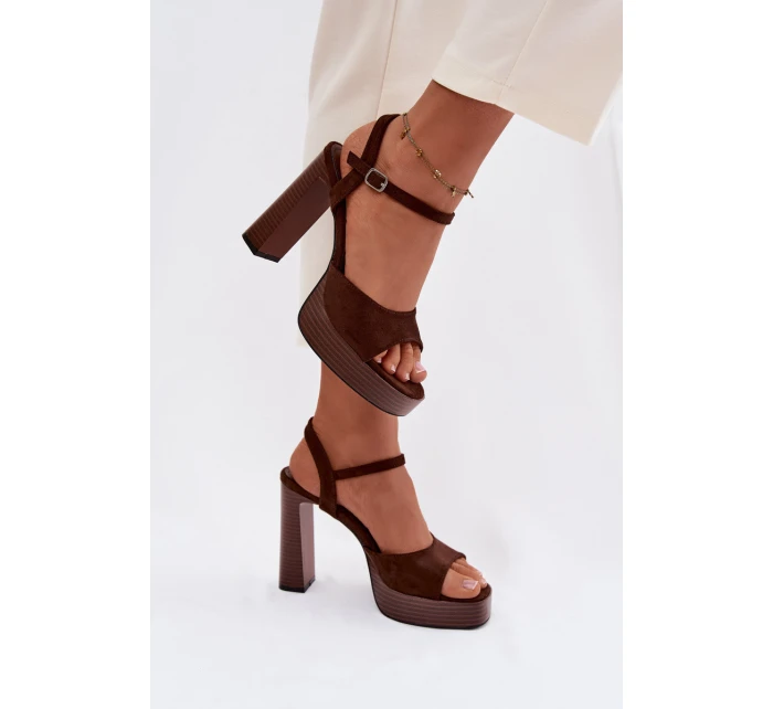 Dámské sandály na podpatku a platformě z eko semiše čokoládové model 21943409 - Boto
