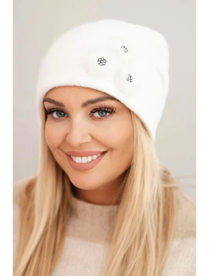 Dámská čepice s ozdobnými chlupatými květy elegantní bílá