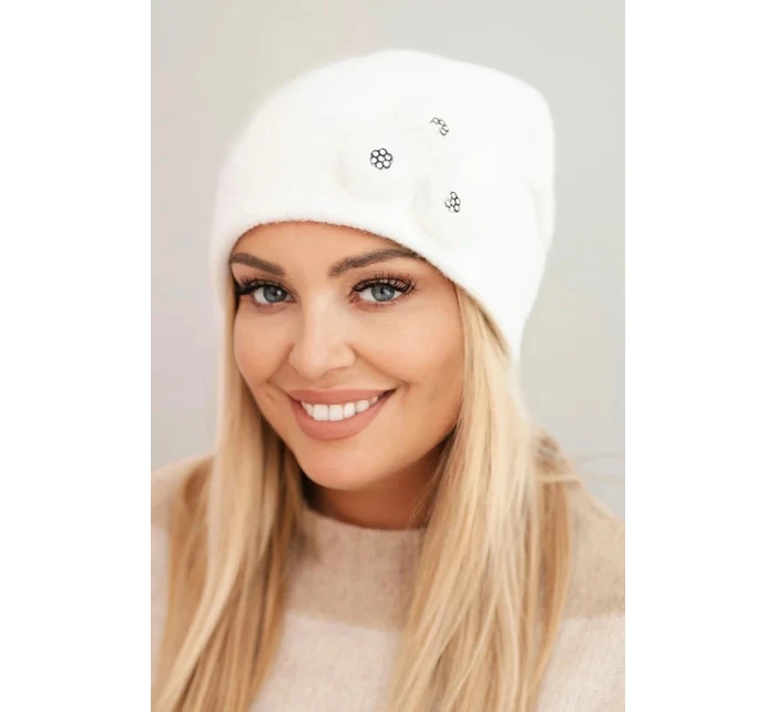 Dámská čepice s ozdobnými chlupatými květy elegantní bílá