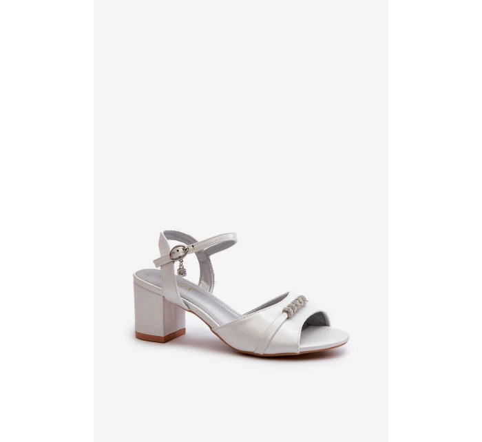 Dámské sandály z eko kůže na podpatku s ozdobami stříbrné Narhi