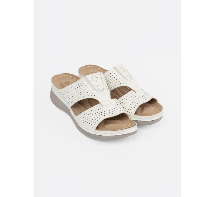 Pěkné dámské bílé  nazouváky na plochém podpatku