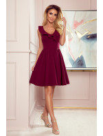 Dámské šaty ve vínové bordó barvě s volánky ve výstřihu model 8457542 - numoco