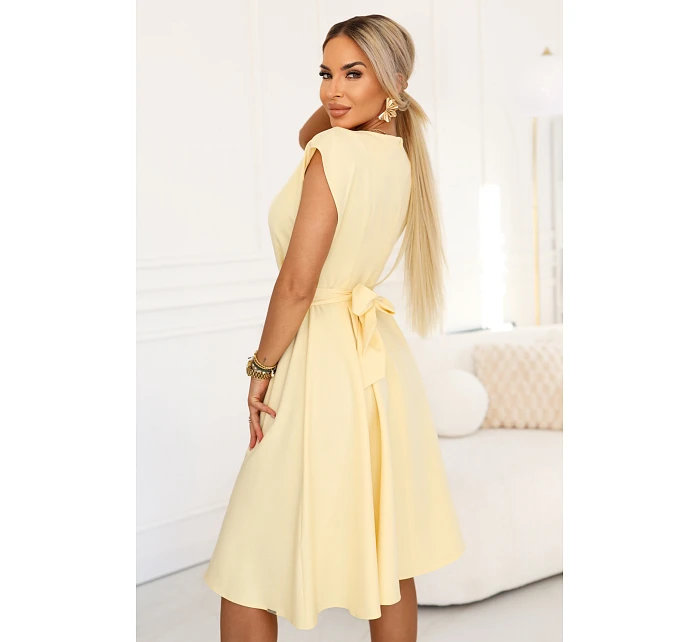 SCARLETT rozšířené midi šaty s obálkovým výstřihem a páskem  žluté model 22043325 - numoco