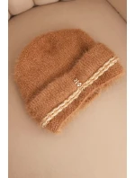 Dámská zimní čepice model 21441694 s perlami a ozdobným vzorem camelová - K-Fashion Dámská zimní čepice model 21441694 s perlami a ozdobným vzorem camelová - K-Fashion