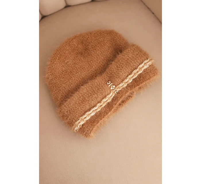Dámská zimní čepice model 21441694 s perlami a ozdobným vzorem camelová - K-Fashion Dámská zimní čepice model 21441694 s perlami a ozdobným vzorem camelová - K-Fashion