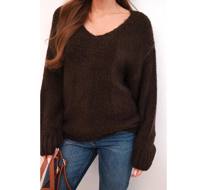 Svetr dámský z měkké pleteniny s výstřihem do V hnědý Svetr dámský z měkké pleteniny s výstřihem do V hnědý