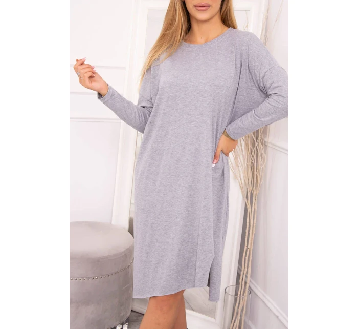Nadměrné šedé šaty Nadměrné šedé šaty