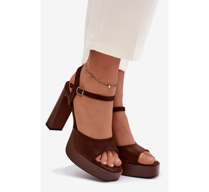 Dámské sandály na podpatku a platformě z eko semiše čokoládové model 21943409 - Boto