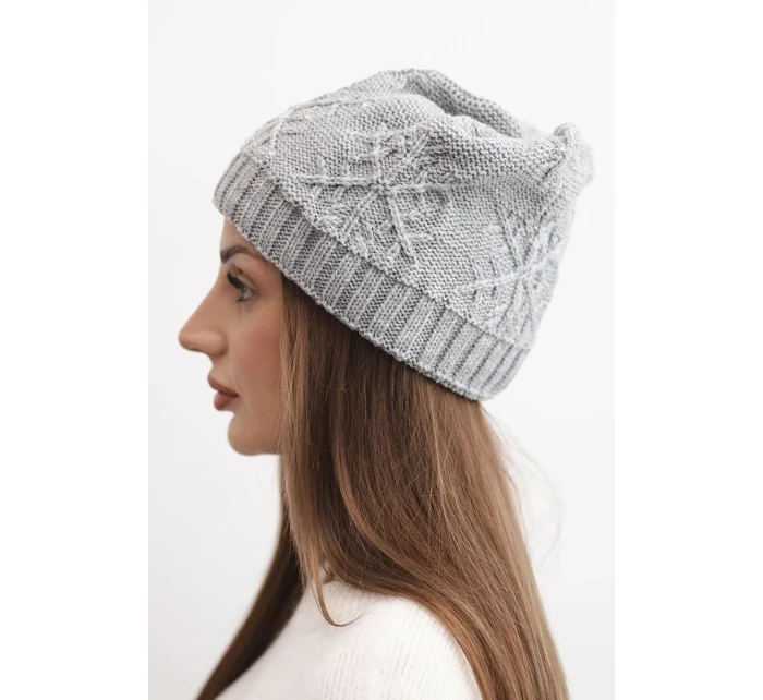 Dámská zimní čepice s vlnou a ozdobným pletením s perličkami K470 světlá šedá Dámská zimní čepice s vlnou a ozdobným pletením s perličkami K470 světlá šedá