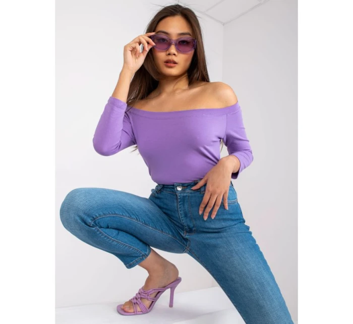 Halenka s odhalenými rameny fialová (RV-BZ-4692.11) Halenka s odhalenými rameny fialová (RV-BZ-4692.11)