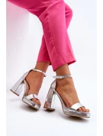 Moderní zamszové sandálky na čtvercovém podpatku stříbrné Merila Moderní zamszové sandálky na čtvercovém podpatku stříbrné Merila