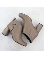 Elegantní kožené boty na jehlovém podpatku béžové model 21905510 - JEZZI Elegantní kožené boty na jehlovém podpatku béžové model 21905510 - JEZZI