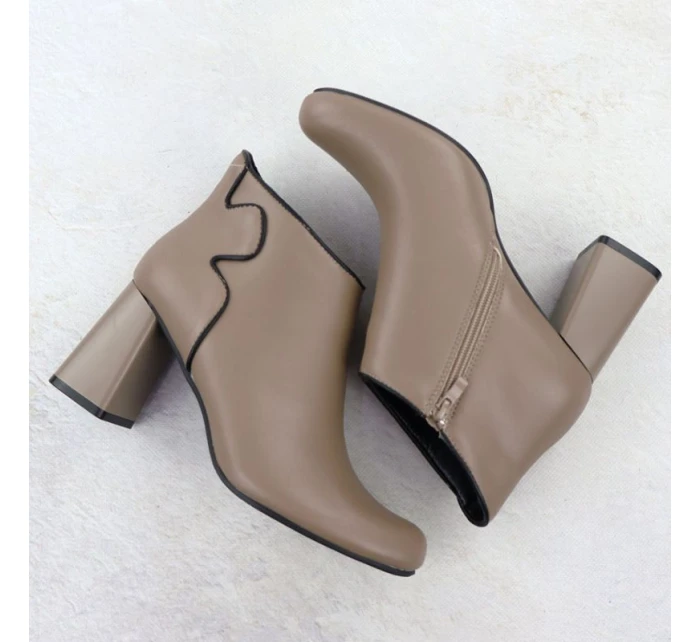 Elegantní kožené boty na jehlovém podpatku béžové model 21905510 - JEZZI Elegantní kožené boty na jehlovém podpatku béžové model 21905510 - JEZZI