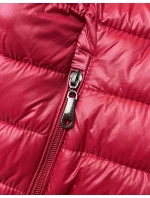 Červená prošívaná vesta s kapucí model 18914563 - J.STYLE Červená prošívaná vesta s kapucí model 18914563 - J.STYLE