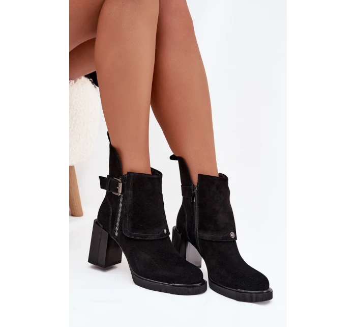 Kozačky z přírodního semiše na podpatku s přezkou model 21710345 Černé - VINCEZA