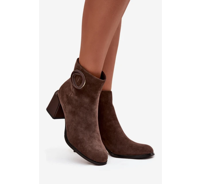 Dámské zateplené kotníkové botky z semiše na sloupku s ozdobným detailem – hnědé Artiker Dámské zateplené kotníkové botky z semiše na sloupku s ozdobným detailem – hnědé Artiker