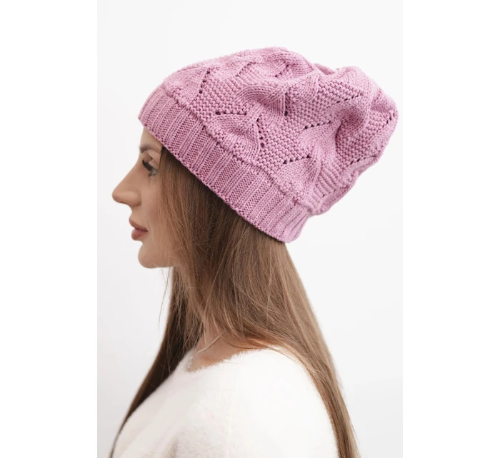 Dámská zimní čepice z vlny s krajkovým vzorem K427 tmavě růžová Dámská zimní čepice z vlny s krajkovým vzorem K427 tmavě růžová