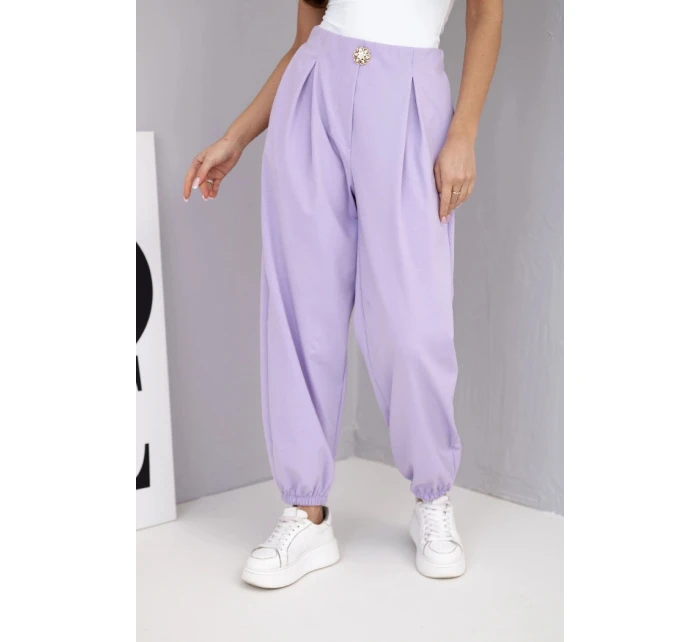 Dámské bavlněné kalhoty s vysokým pasem a ozdobným knoflíkem světle fialové