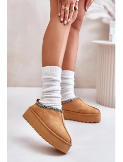 Dámské pantofle na platformě s výšivkou model 21673352 - Boto