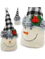 DEKORATIVNÍ SNĚHULÁK 20CM S ČERNOBÍLOU KOSTKOVANOU ČEPICÍ