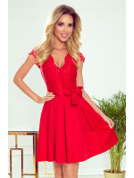 Červené dámské šaty s dekoltem a krajkou model 8262553 - numoco