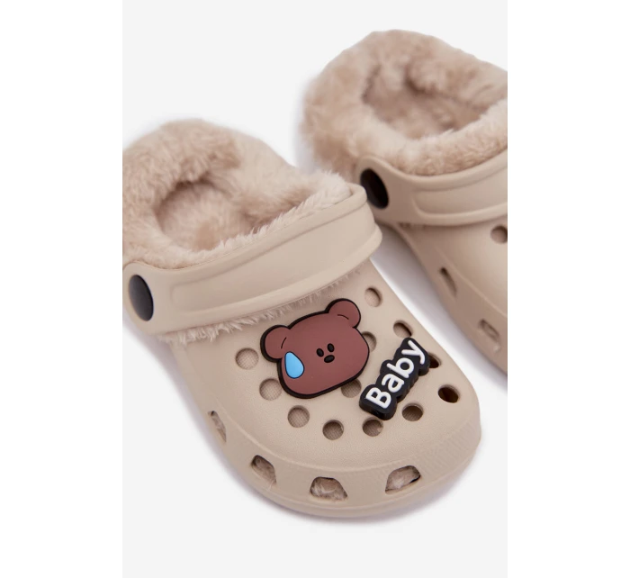 Dětské pěnové pantofle zateplené kožíškem s ozdobnými připínkami – khaki