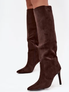 Zateplené dámské kozačky na jehlovém podpatku z eko semiše čokoládové model 21728457 - Boto