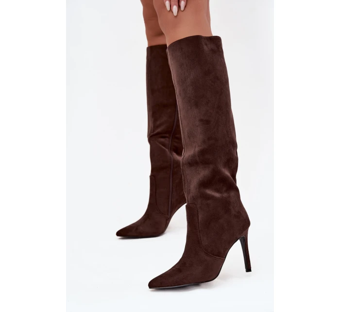 Zateplené dámské kozačky na jehlovém podpatku z eko semiše čokoládové model 21728457 - Boto Zateplené dámské kozačky na jehlovém podpatku z eko semiše čokoládové model 21728457 - Boto