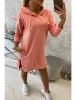 Šaty s kapucí a delšími zády v meruňkové barvě Šaty s kapucí a delšími zády v meruňkové barvě