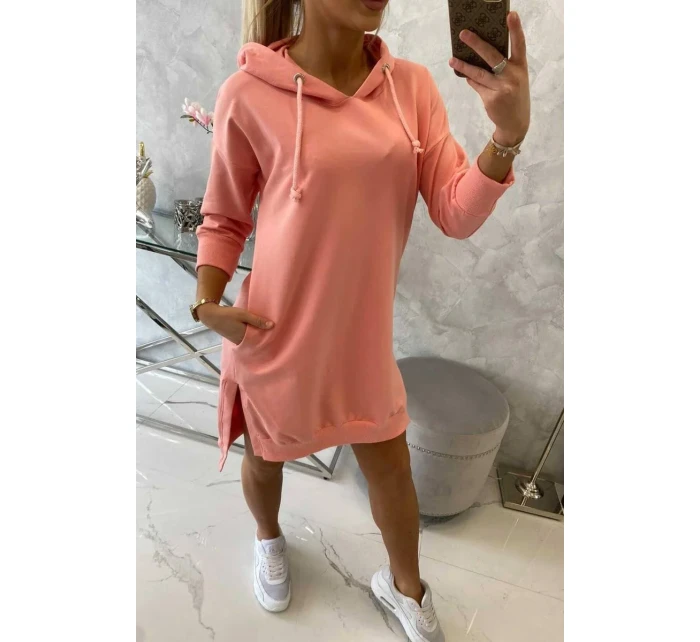 Šaty s kapucí a delšími zády v meruňkové barvě Šaty s kapucí a delšími zády v meruňkové barvě