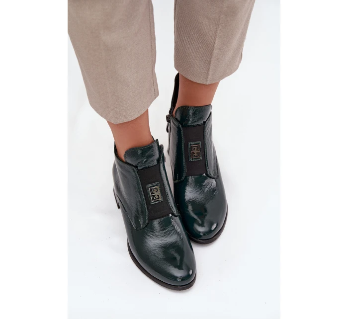 Kožené lakované kotníkové boty na klínu s ozdobným detailem zateplené Zazoo 60560 tmavě zelené