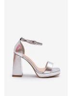 Moderní zamszové sandálky na čtvercovém podpatku stříbrné Merila Moderní zamszové sandálky na čtvercovém podpatku stříbrné Merila