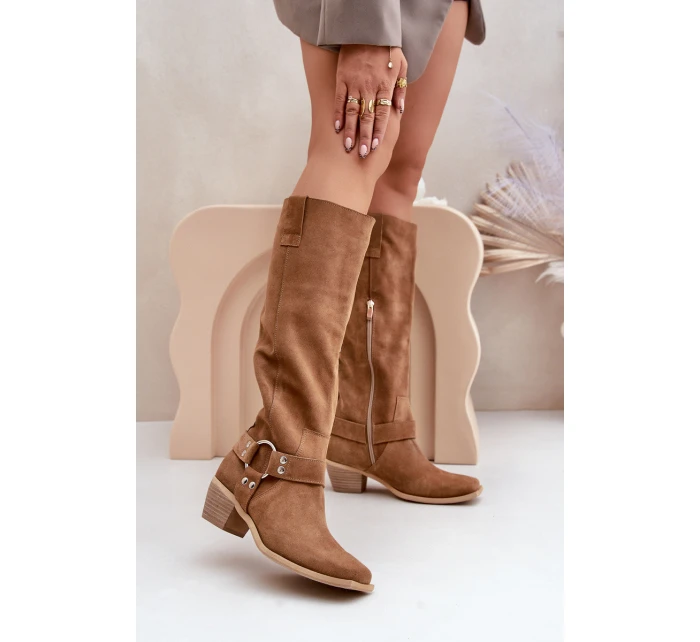 Semišové kozačky na nízkém podpatku s nad  Camel model 21680104 - Zazoo