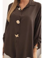 Dámské tričko s model 21954844 ozdobnými knoflíky a límečkem hnědé - K-Fashion