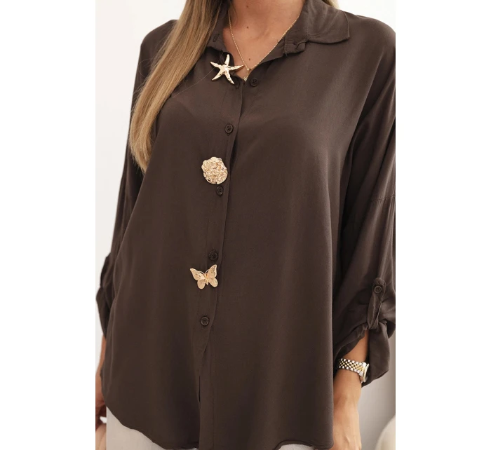 Dámské tričko s model 21954844 ozdobnými knoflíky a límečkem hnědé - K-Fashion